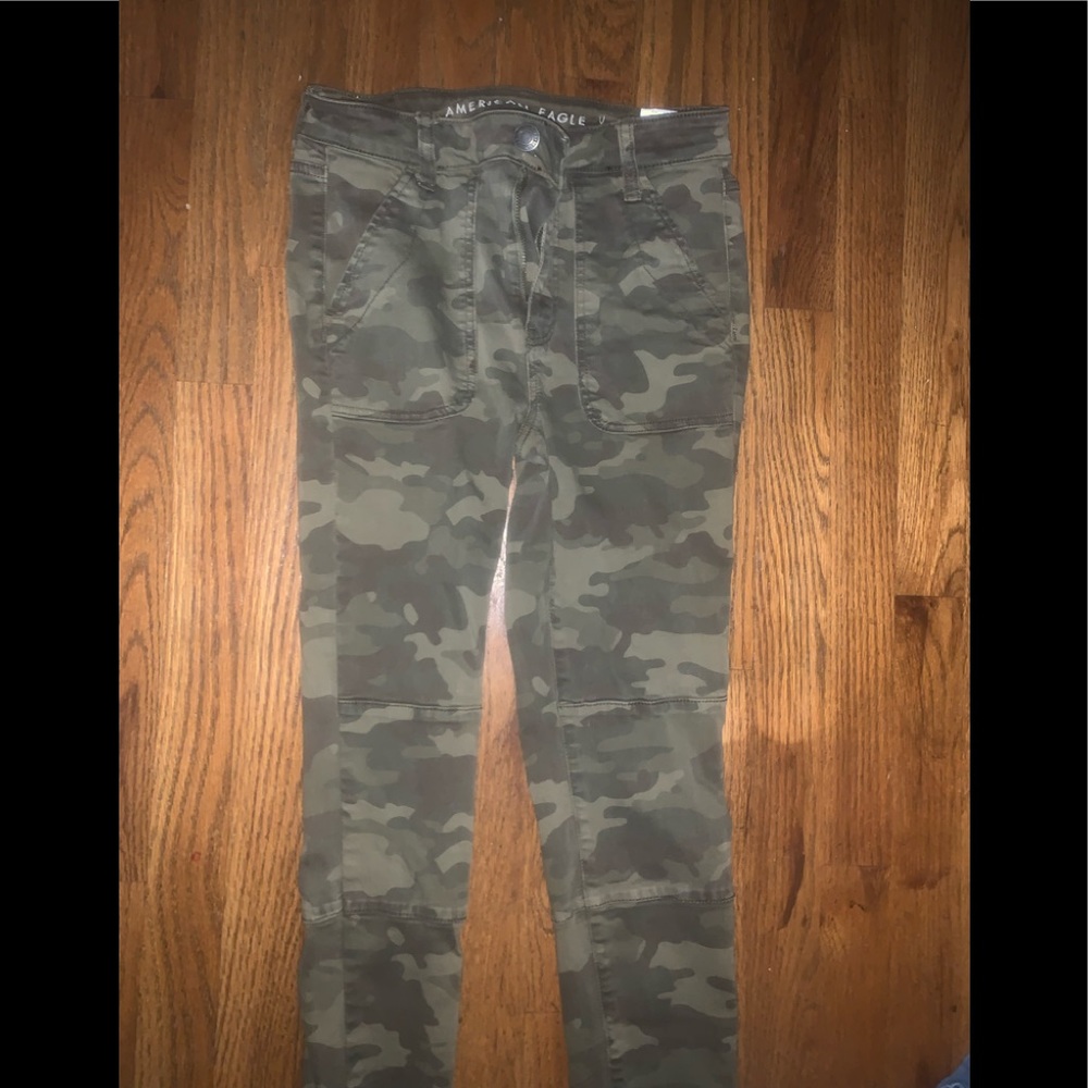 cute American eagle camo pants, i loved wearing these pants, size 6